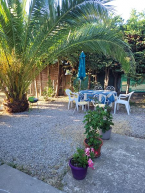 Villa la Désirée - haut de villa,62m2 , 3 pièces , 6 lits, 8 persons max,120m2 Jardin avec parking